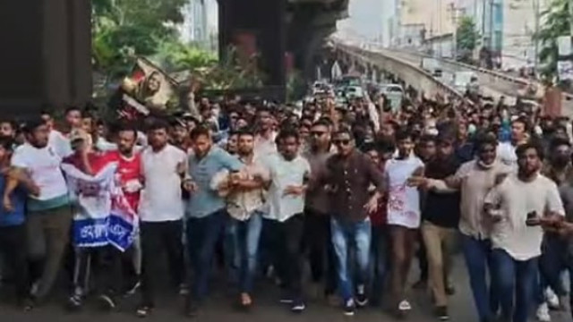 আটক কয়েকজনকে নেওয়া হচ্ছে থানায়।